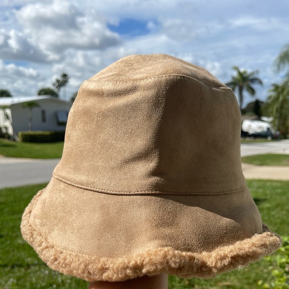 VIRGINIA WOLF Sherpa Reversible Bucket Hat In Tan main image 8